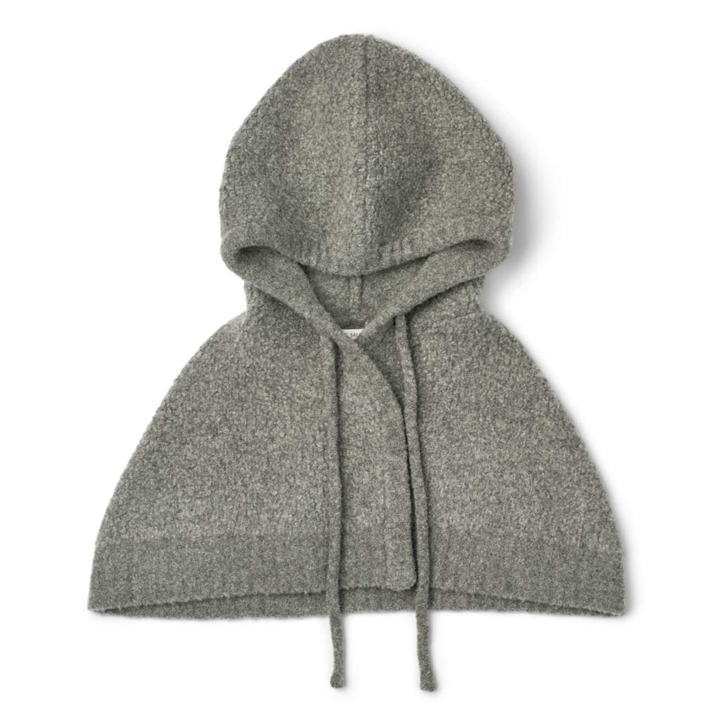 Sinika Sheep Knit Hood i grå med oversized hætte, knaplukning foran og snoretræk – uldblandet hue/hætte til både praktisk og dekorativ brug.
