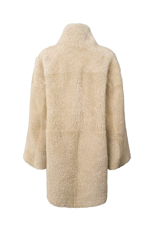 Rabens Saloner Ejsa Shearling Coat – Dark Brown Natural Combo, oversize lammeskindjakke med plyset for og høj krave.
