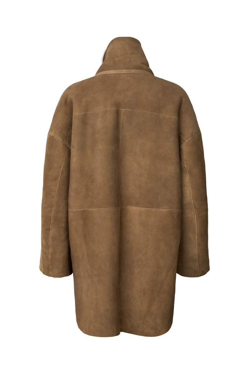 Rabens Saloner Ejsa Shearling Coat – Dark Brown Natural Combo, oversize lammeskindjakke med plyset for og høj krave.
