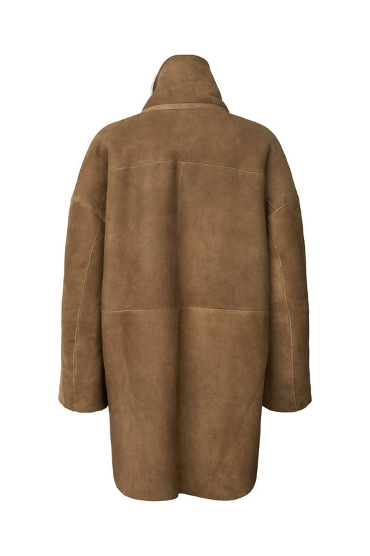 Rabens Saloner Ejsa Shearling Coat – Dark Brown Natural Combo, oversize lammeskindjakke med plyset for og høj krave.
