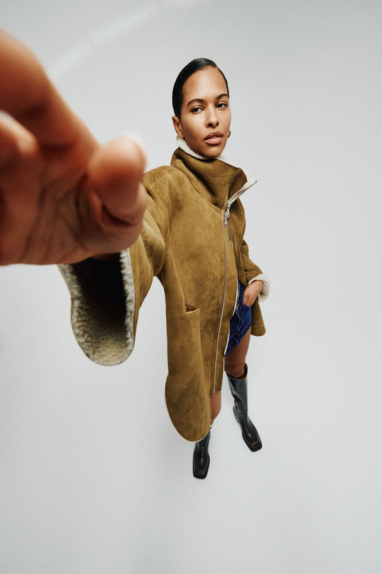 Rabens Saloner Ejsa Shearling Coat – Dark Brown Natural Combo, oversize lammeskindjakke med plyset for og høj krave.
