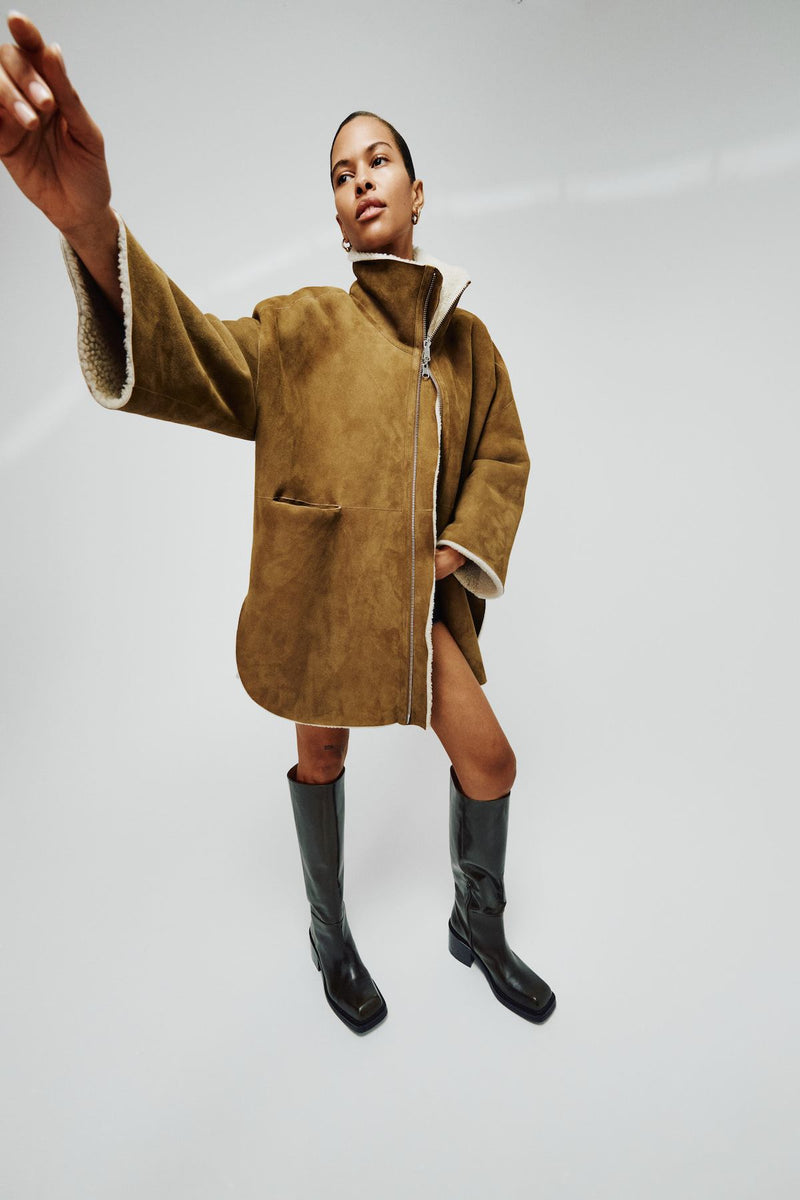 Rabens Saloner Ejsa Shearling Coat – Dark Brown Natural Combo, oversize lammeskindjakke med plyset for og høj krave.
