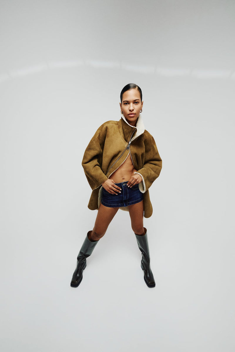 Rabens Saloner Ejsa Shearling Coat – Dark Brown Natural Combo, oversize lammeskindjakke med plyset for og høj krave.

