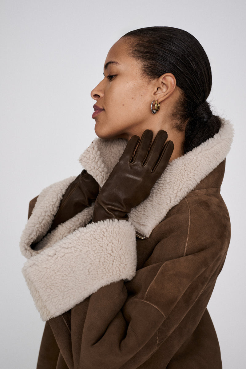 Rabens Saloner Ejsa Shearling Coat – Dark Brown Natural Combo, oversize lammeskindjakke med plyset for og høj krave.
