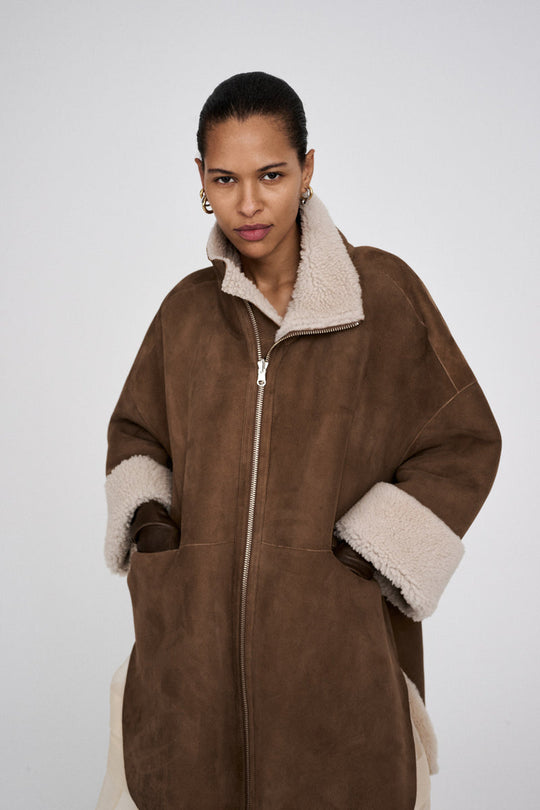 Rabens Saloner Ejsa Shearling Coat – Dark Brown Natural Combo, oversize lammeskindjakke med plyset for og høj krave.

