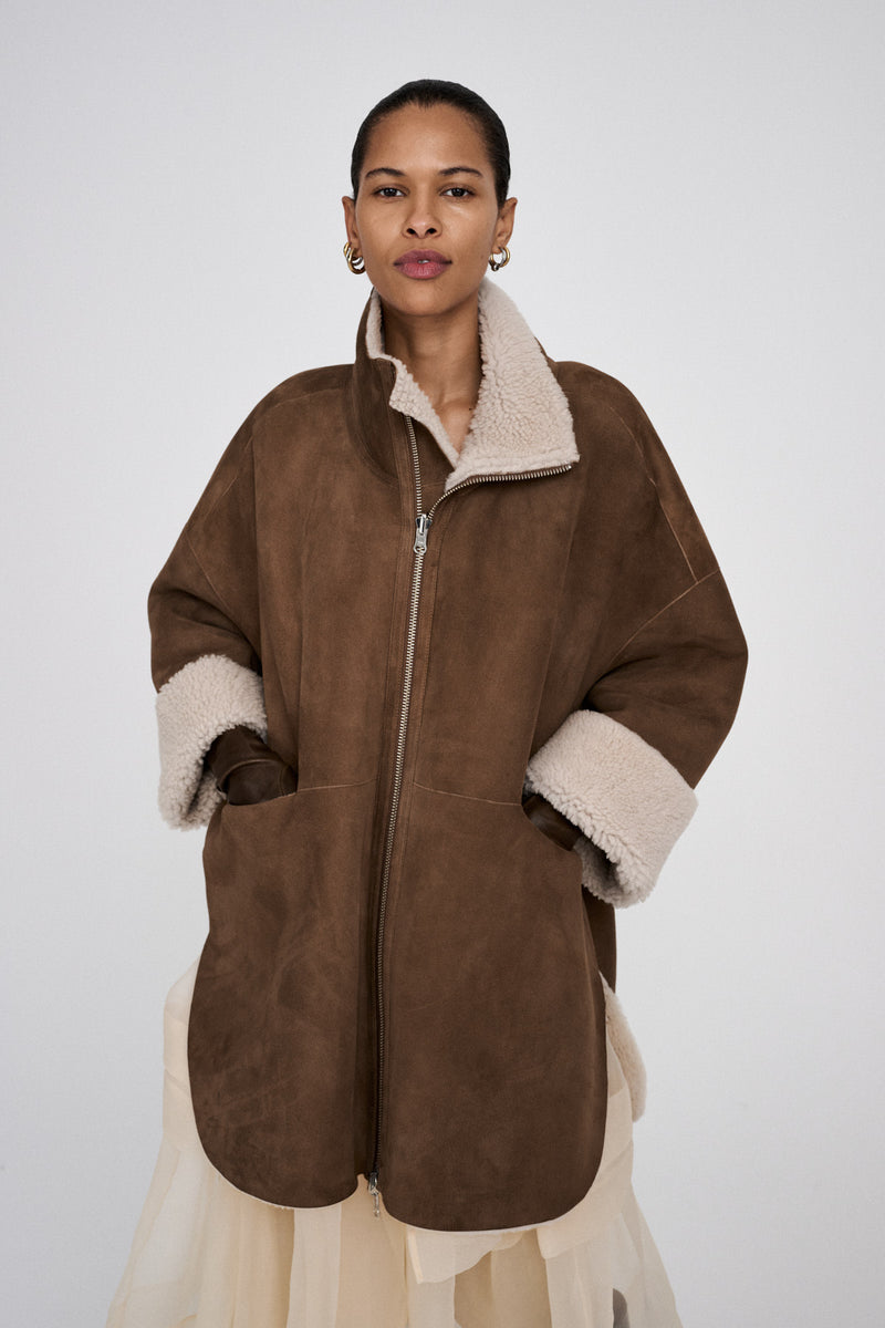 Rabens Saloner Ejsa Shearling Coat – Dark Brown Natural Combo, oversize lammeskindjakke med plyset for og høj krave.
