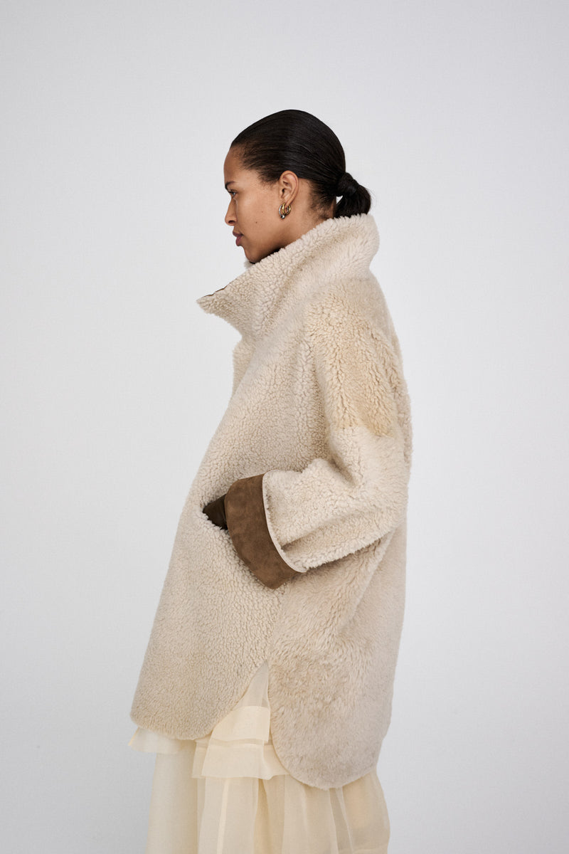 Rabens Saloner Ejsa Shearling Coat – Dark Brown Natural Combo, oversize lammeskindjakke med plyset for og høj krave.
