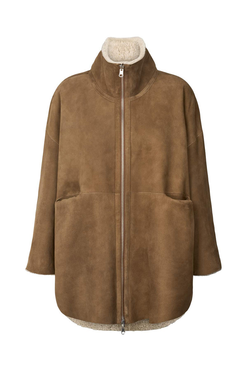 Rabens Saloner Ejsa Shearling Coat – Dark Brown Natural Combo, oversize lammeskindjakke med plyset for og høj krave.
