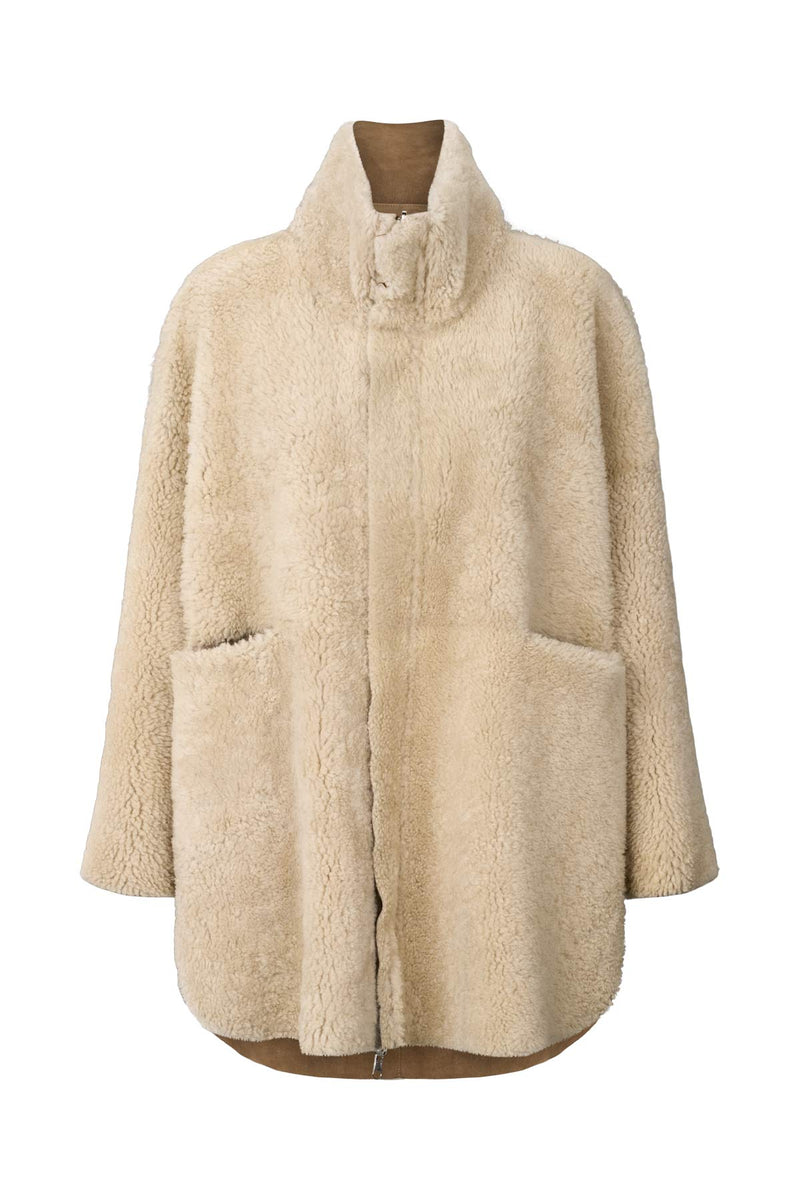 Rabens Saloner Ejsa Shearling Coat – Dark Brown Natural Combo, oversize lammeskindjakke med plyset for og høj krave.

