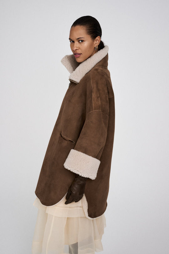 Rabens Saloner Ejsa Shearling Coat – Dark Brown Natural Combo, oversize lammeskindjakke med plyset for og høj krave.
