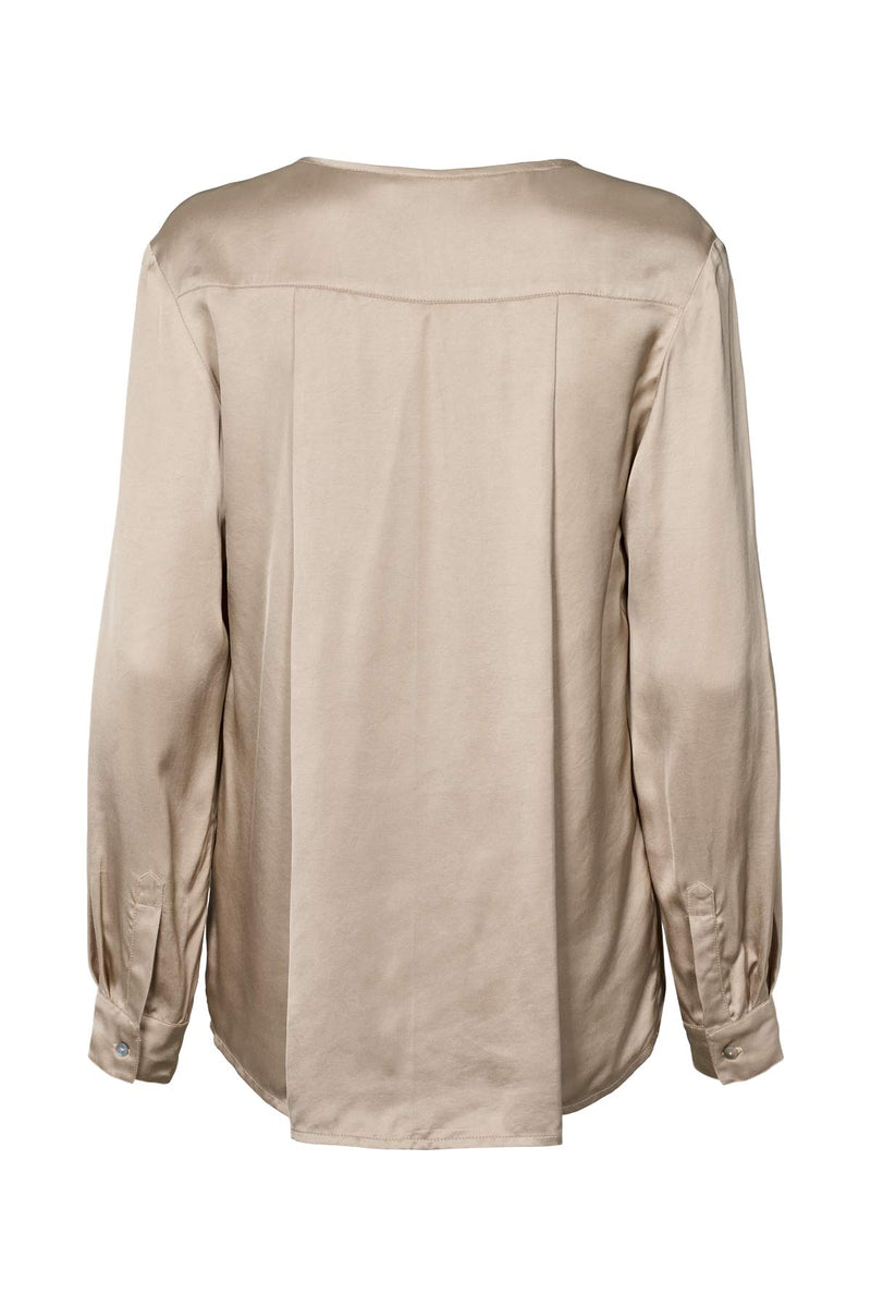 Rabens Saloner Ibi bluse i powder combo med håndlavet tie-dye, afslappet pasform og let materiale i Ecovero-viskose. Unikt design fra Bali. 