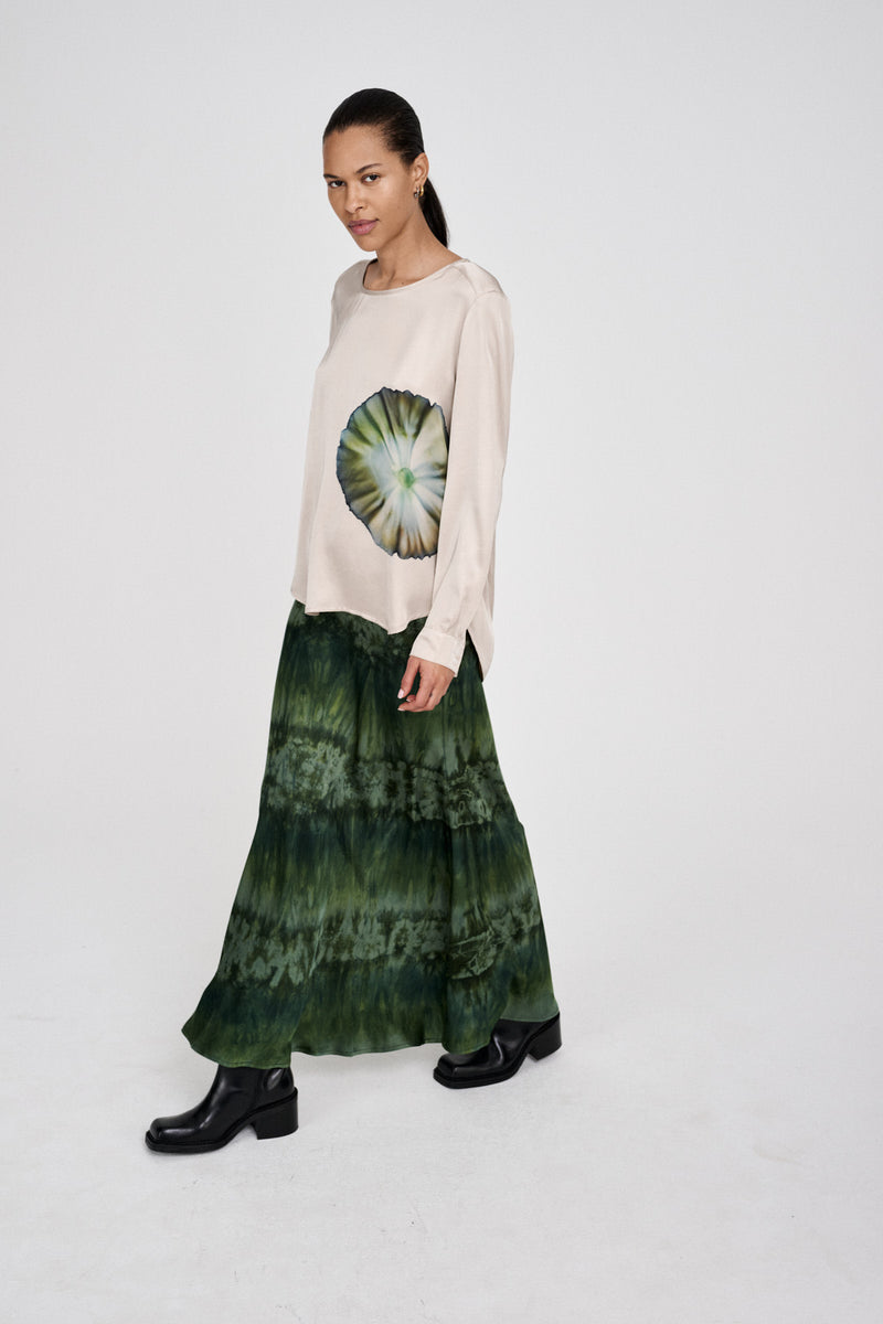 Rabens Saloner Ibi bluse i powder combo med håndlavet tie-dye, afslappet pasform og let materiale i Ecovero-viskose. Unikt design fra Bali. 