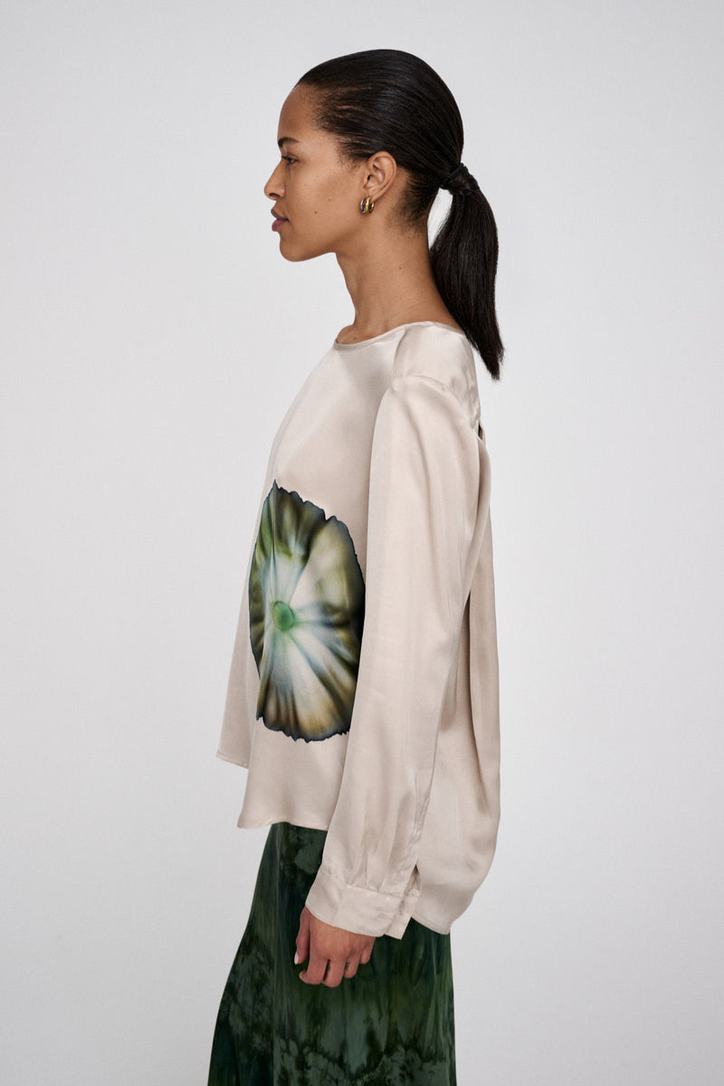 Rabens Saloner Ibi bluse i powder combo med håndlavet tie-dye, afslappet pasform og let materiale i Ecovero-viskose. Unikt design fra Bali. 