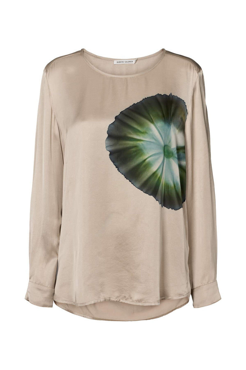 Rabens Saloner Ibi bluse i powder combo med håndlavet tie-dye, afslappet pasform og let materiale i Ecovero-viskose. Unikt design fra Bali. 