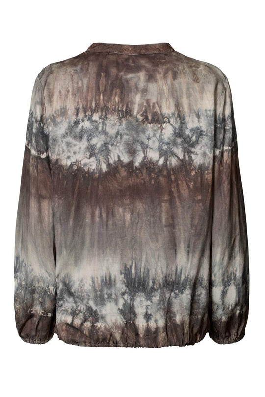 Rabens Saloner Ira skjorte i cement combo med håndlavet tie-dye, afslappet pasform og bæredygtig ECOVERO™ viskose. Unikt design fra Bali.
