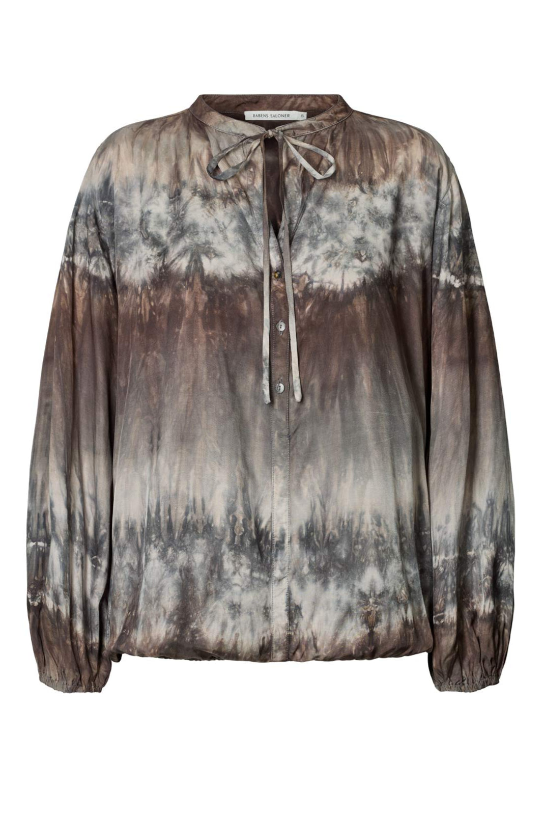 Rabens Saloner Ira skjorte i cement combo med håndlavet tie-dye, afslappet pasform og bæredygtig ECOVERO™ viskose. Unikt design fra Bali.