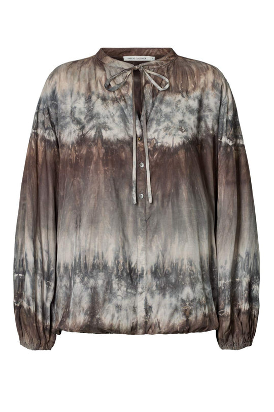 Rabens Saloner Ira skjorte i cement combo med håndlavet tie-dye, afslappet pasform og bæredygtig ECOVERO™ viskose. Unikt design fra Bali.