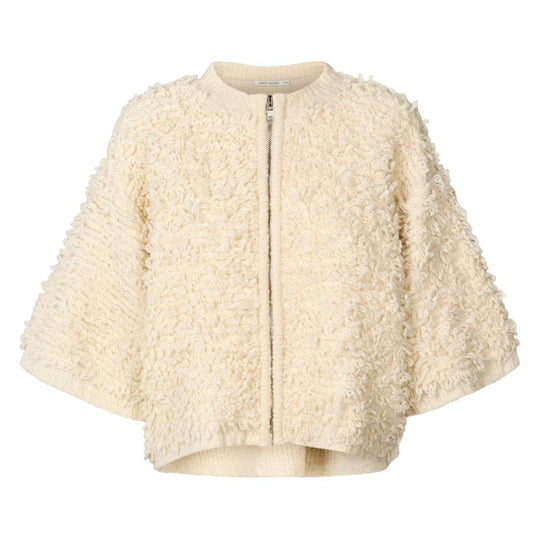 Rabens Saloner Alice Cardigan i off white – kort oversized lammeuldsstrik med lynlås og ribkanter.