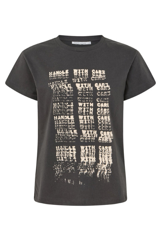 Rabens Saloner Ambla T-shirt faded black – T-shirt med print og afslappet pasform.
