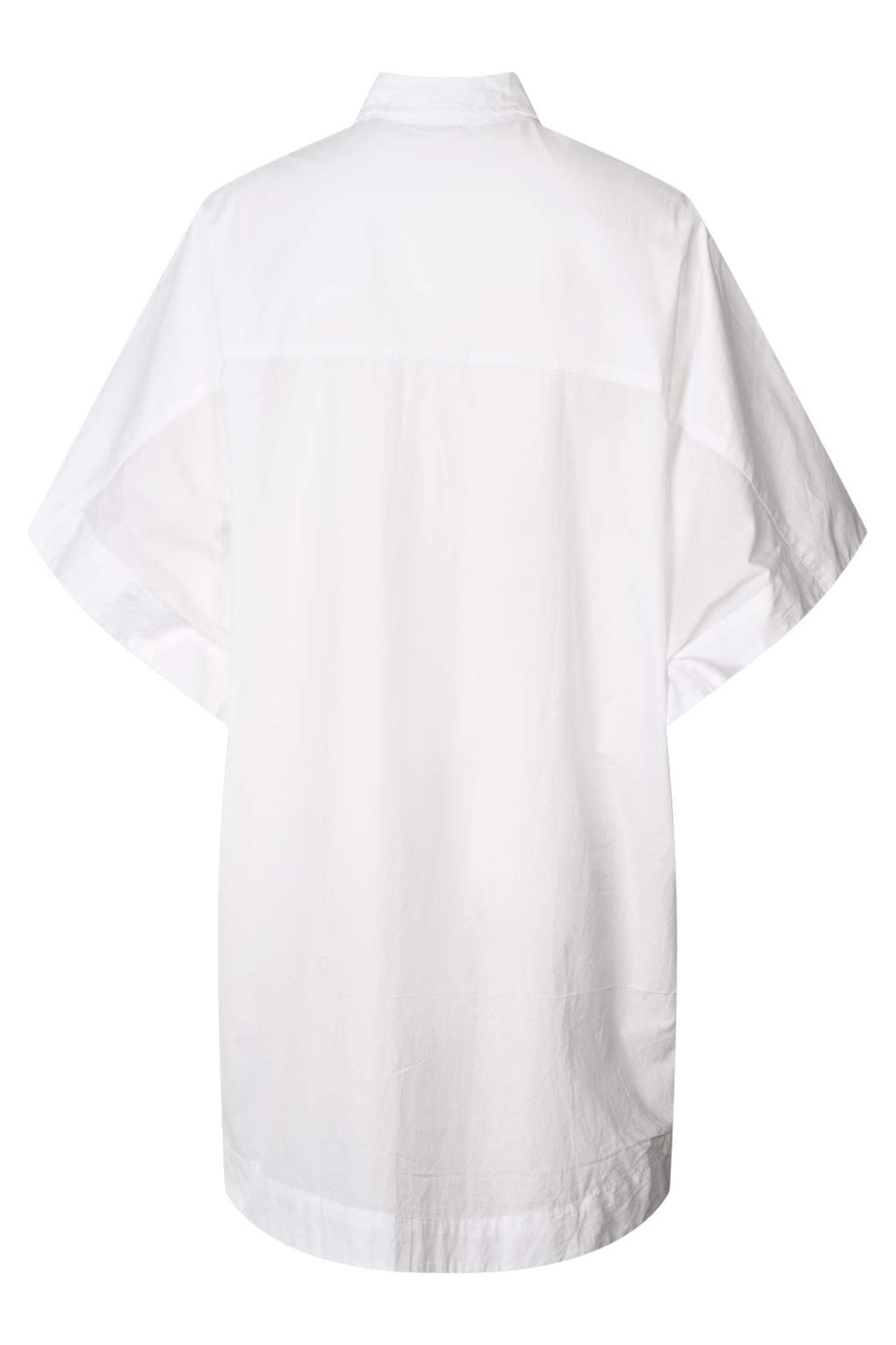 Rabens Saloner Berta skjortekjole i hvid – oversized poplinkjole med knaplukning, korte ærmer og brystlomme.
