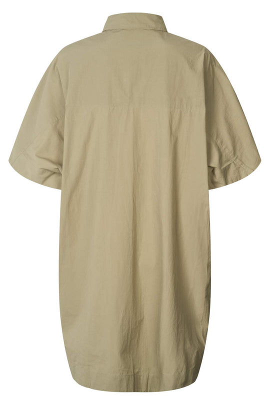 Rabens Saloner Berta skjortekjole i vertiver – oversized poplinkjole med knaplukning, korte ærmer og brystlomme.