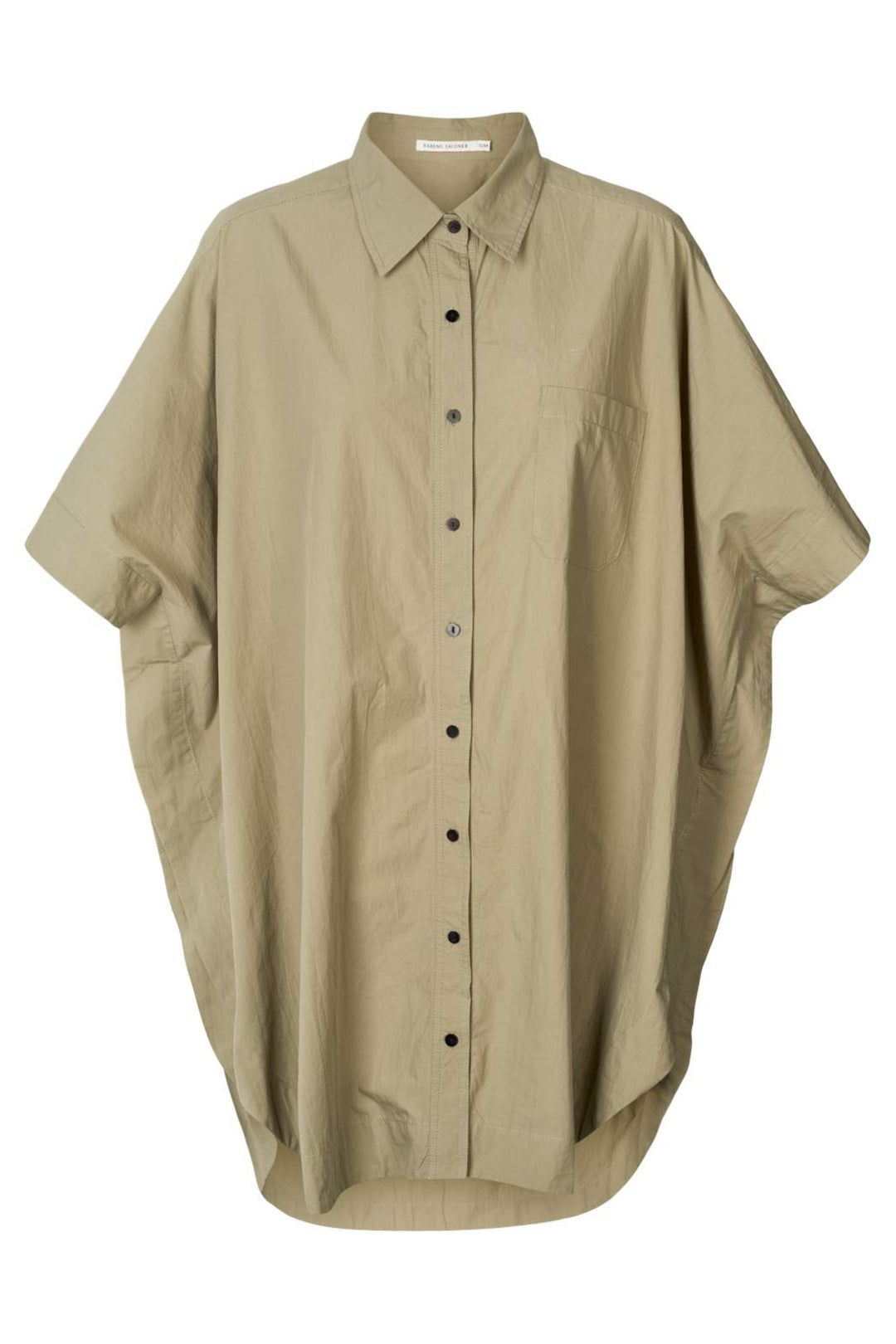 Rabens Saloner Berta skjortekjole i vertiver – oversized poplinkjole med knaplukning, korte ærmer og brystlomme.