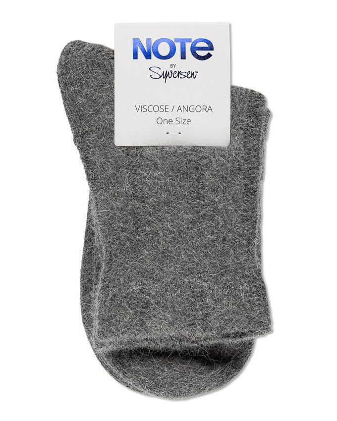 Note by Syversen Cozy Cable strømper i antracite med kabelstrik i viskose- og angorablanding.
