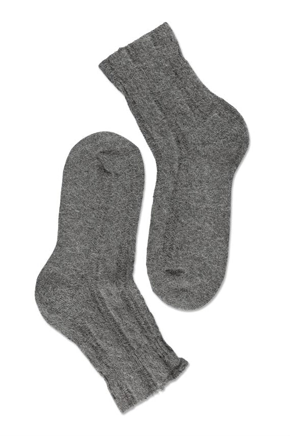 Note by Syversen Cozy Cable strømper i antracite med kabelstrik i viskose- og angorablanding.
