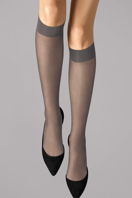 Wolford Satin Touch 20 Denier Knee-Highs i steel – semi-transparente knæstrømper med satin-touch finish og komfortabel elastik.
