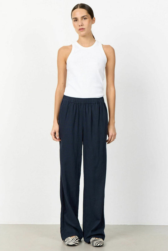 Leveté Room Naja 7 bukser i dark navy – lette bukser med elastisk talje og lige ben.