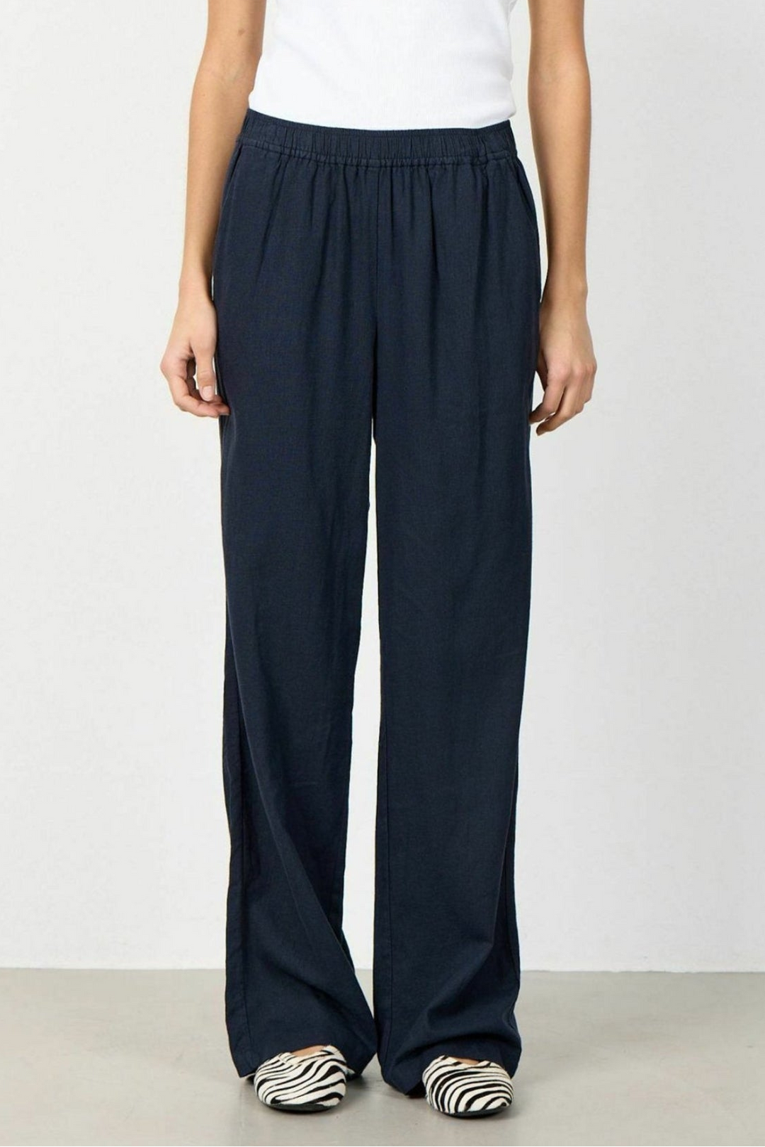 Leveté Room Naja 7 bukser i dark navy – lette bukser med elastisk talje og lige ben.