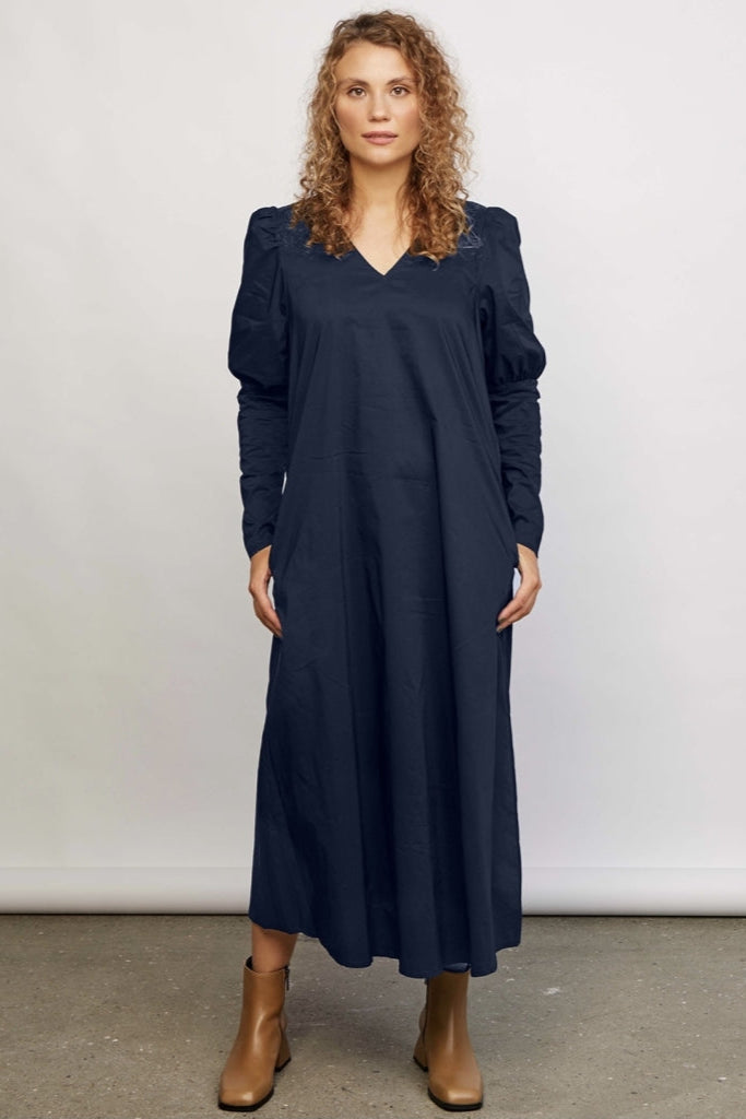 La Rouge Katinka Dress i farven dark brown – elegant, tidløs kjole med feminint snit.
