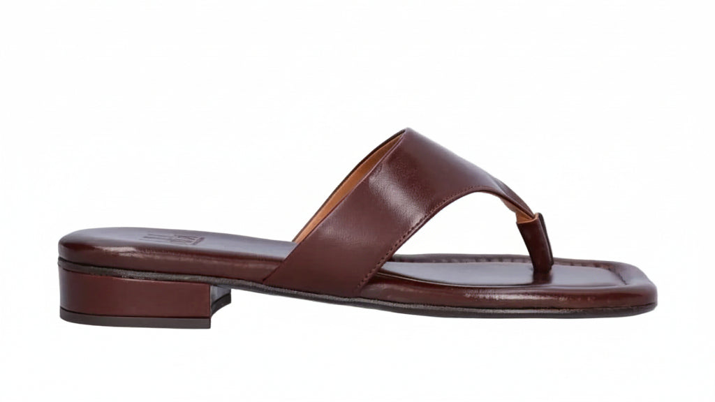 Billi Bi sandal i tan marte calf – håndlavet sandal med firkantet snude, tåstrop og bred rem.