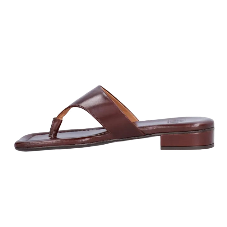 Billi Bi sandal i tan marte calf – håndlavet sandal med firkantet snude, tåstrop og bred rem.