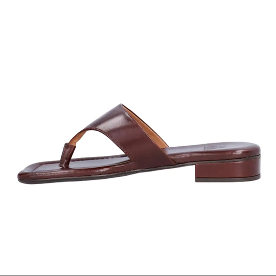 Billi Bi sandal i tan marte calf – håndlavet sandal med firkantet snude, tåstrop og bred rem.