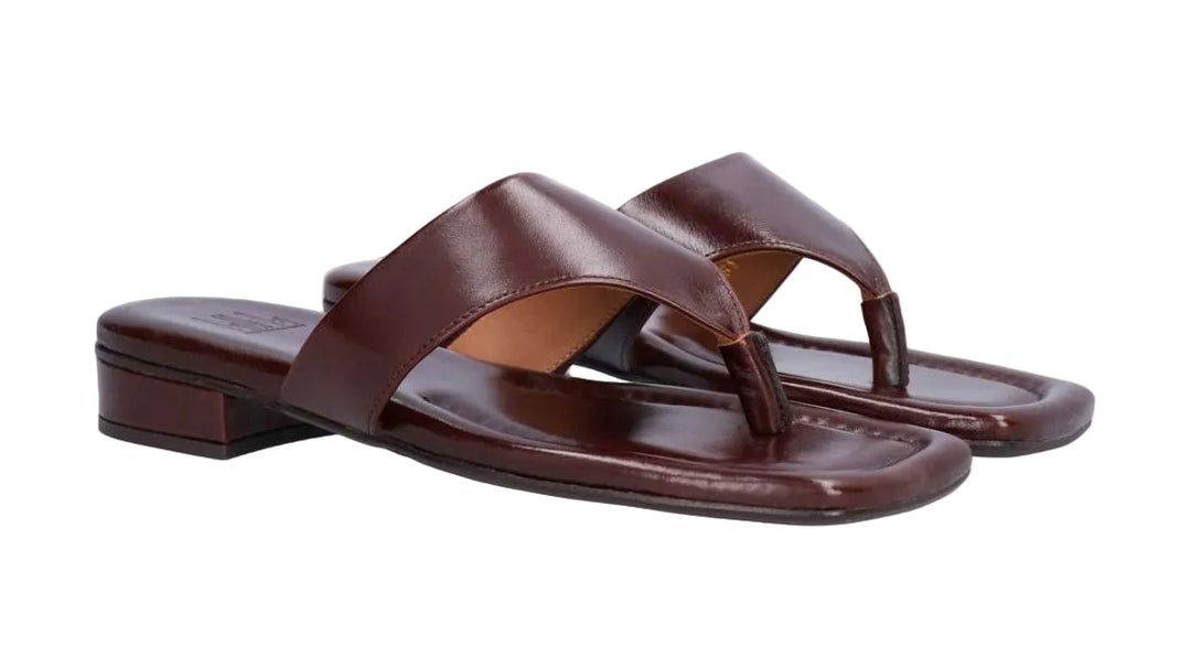 Billi Bi sandal i tan marte calf – håndlavet sandal med firkantet snude, tåstrop og bred rem.