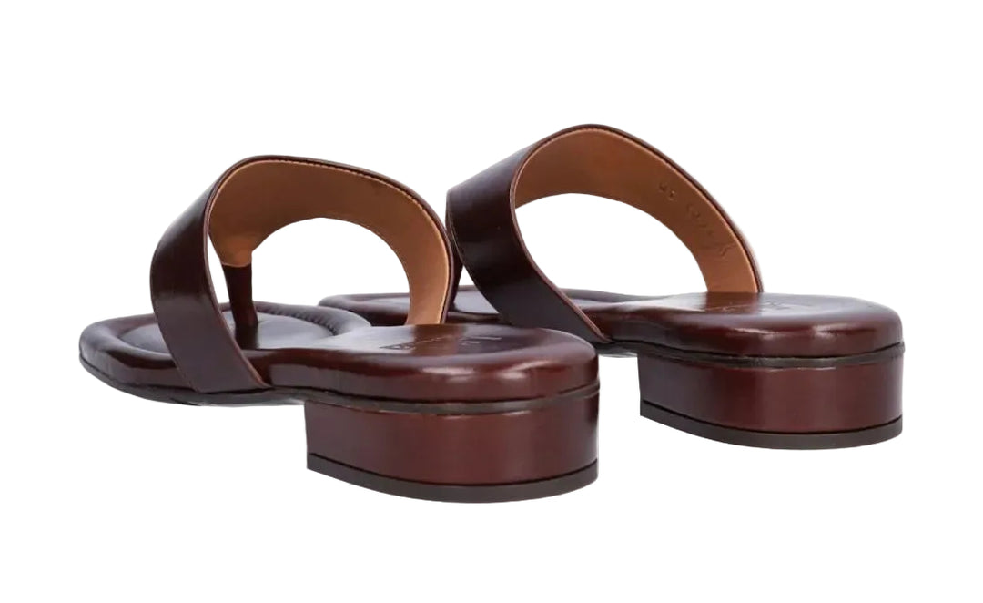 Billi Bi sandal i tan marte calf – håndlavet sandal med firkantet snude, tåstrop og bred rem.