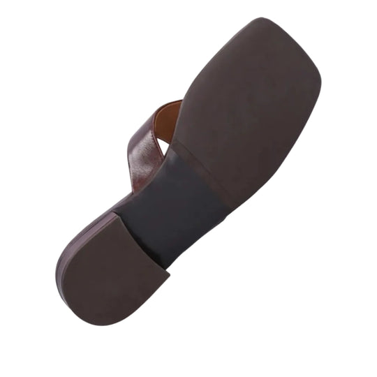 Billi Bi sandal i tan marte calf – håndlavet sandal med firkantet snude, tåstrop og bred rem.