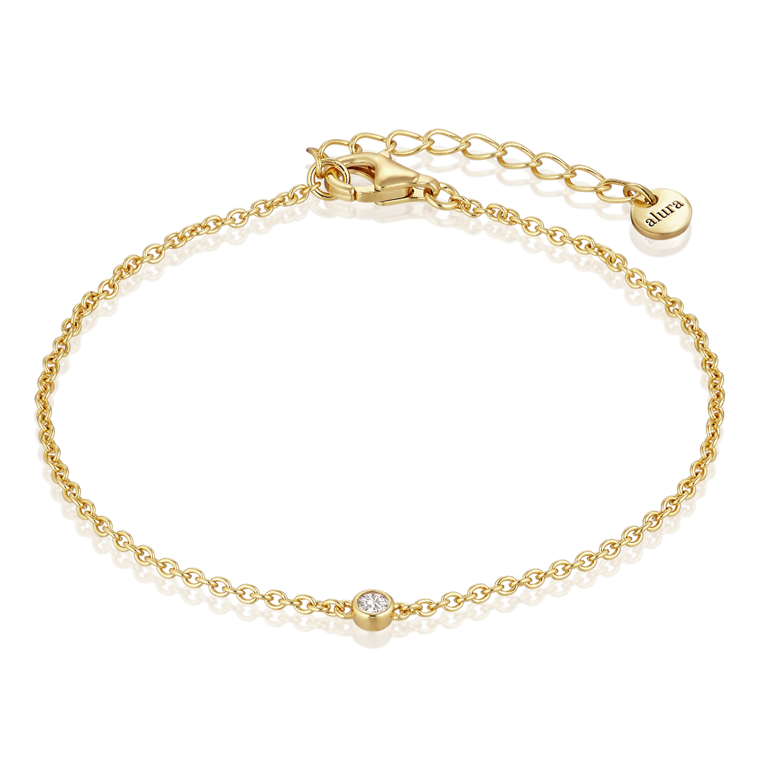 Alura Embrace Armbånd 01 i 18K guldbelagt sterlingsølv med facetsleben zirkon. Smykke med et velgørenhedsformål.

