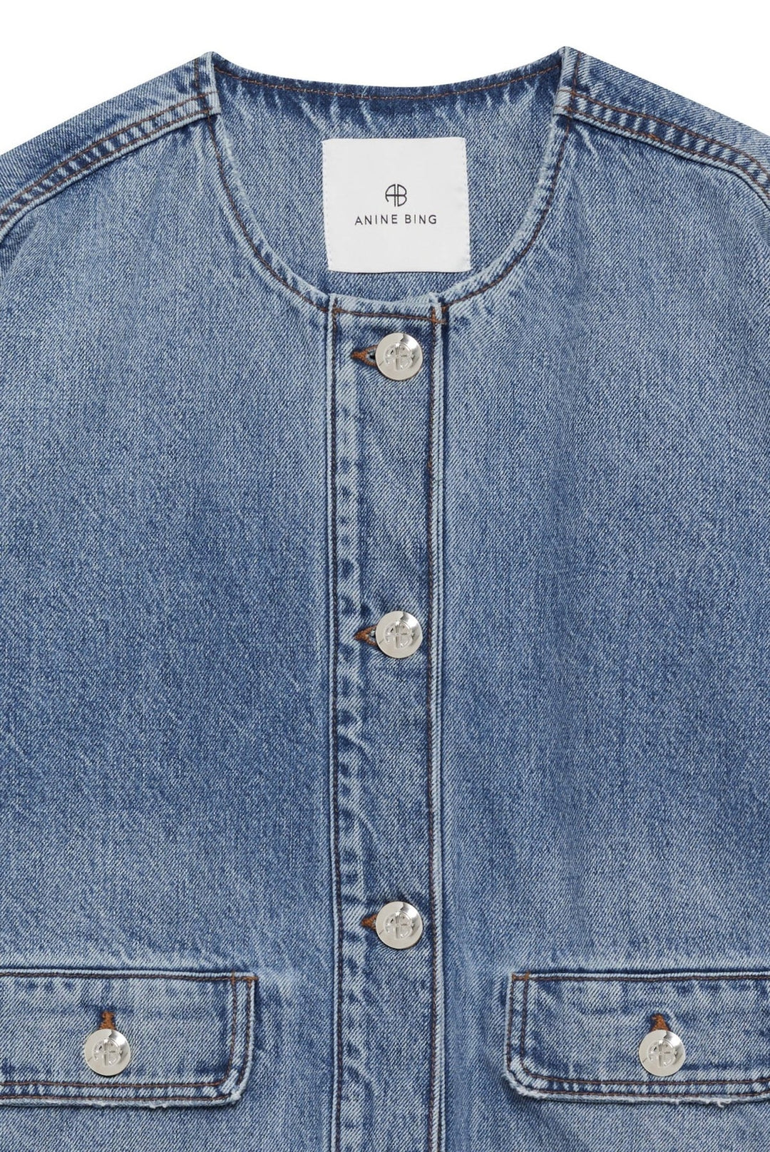 Anine Bing Blanche Jacket i Caspian Blue – oversized denimjakke med rund hals, klaplommer og knapper med AB-logo.
