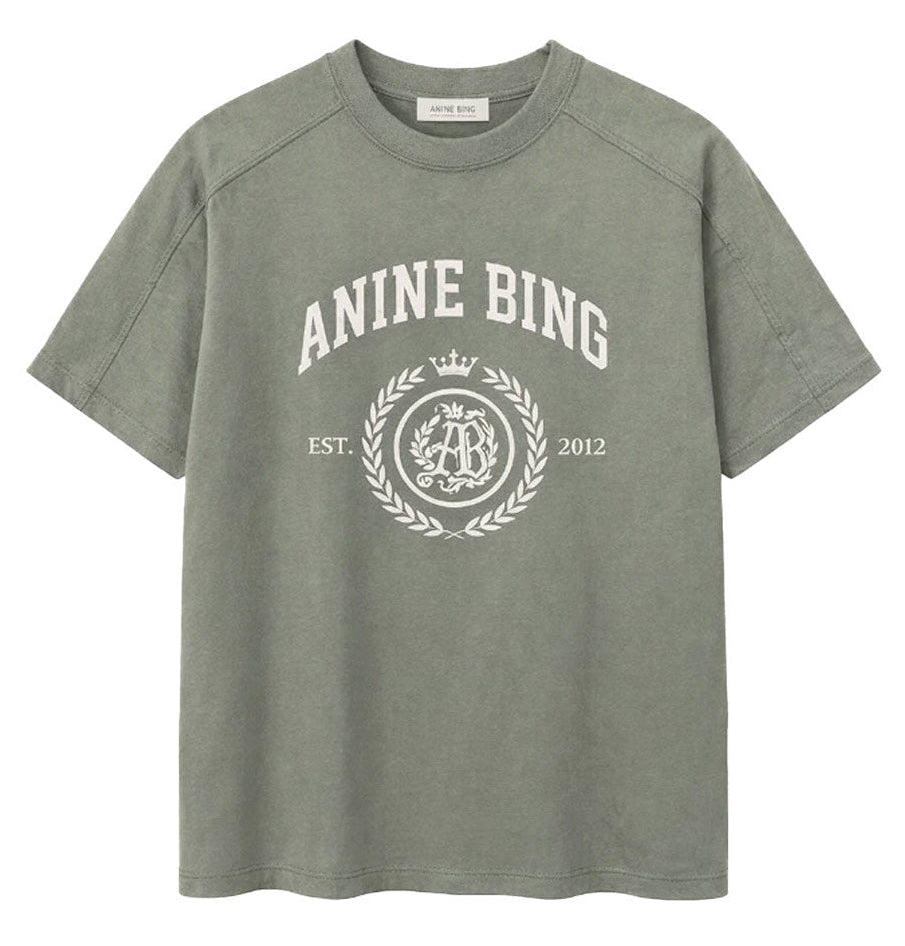 Anine Bing Jaylin Tee Collegiate i washed sage – struktureret t-shirt i kraftig bomuldsjersey med raglanærmer og collegiate ANINE BING-logo.
