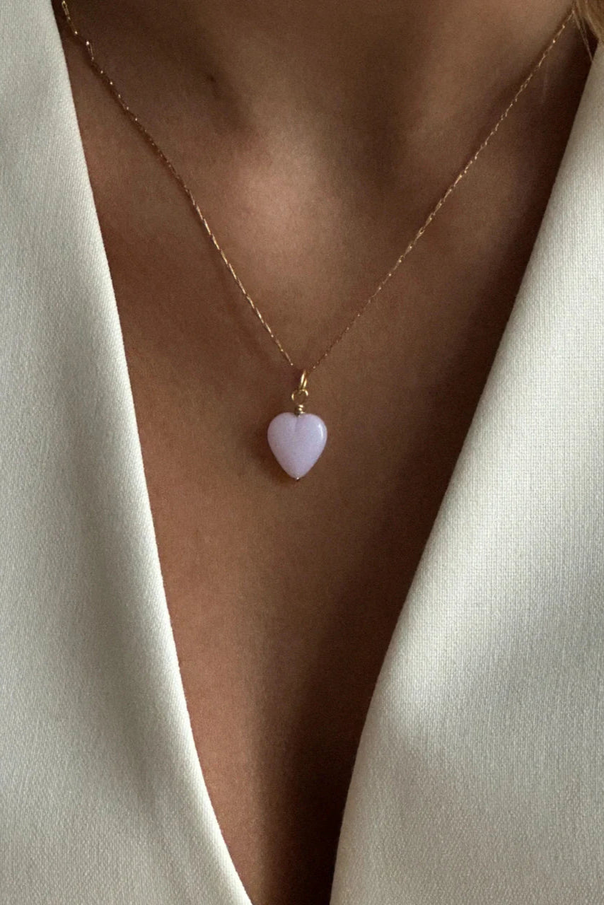 Pico French Grande Heart Pendant – delikat vedhæng i glas og 24 karat guldbelagt messing, farve Caramel/FG.
