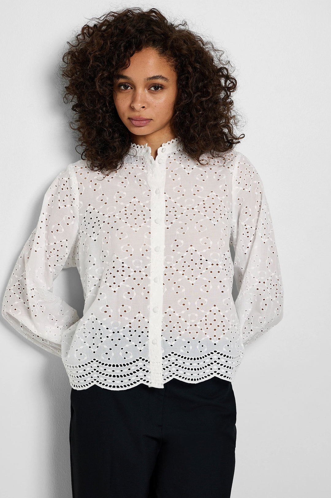 Selected Femme Tatiana LS Shirt i bright white – skjorte i 100% økologisk bomuld med broderet hulmønster, kinakrave og beklædte knapper.
