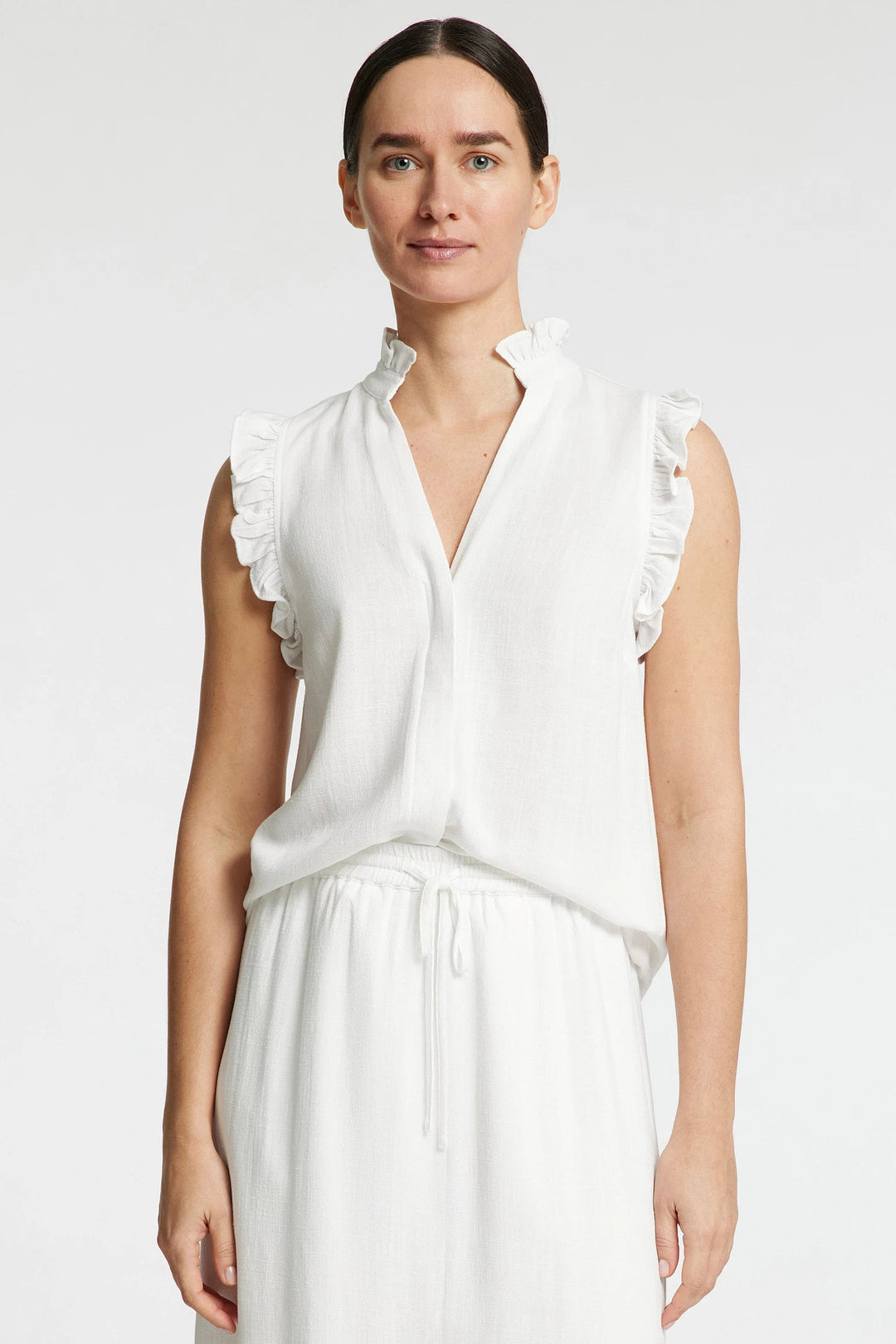 Selected Femme Viva SL top snow white – ærmeløs top med flæser og V-hals.