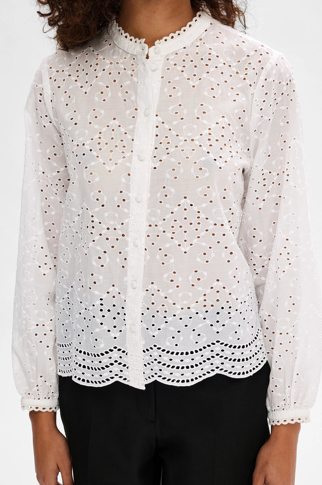 Selected Femme Tatiana LS Shirt i bright white – skjorte i 100% økologisk bomuld med broderet hulmønster, kinakrave og beklædte knapper.
