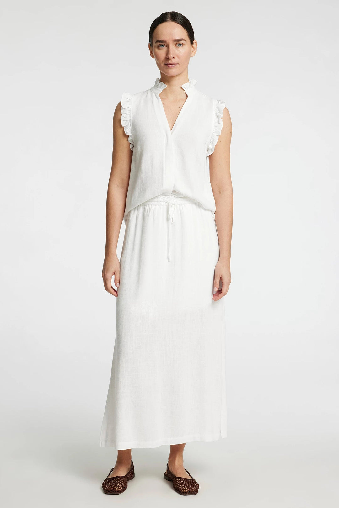 Selected Femme Viva SL top snow white – ærmeløs top med flæser og V-hals.