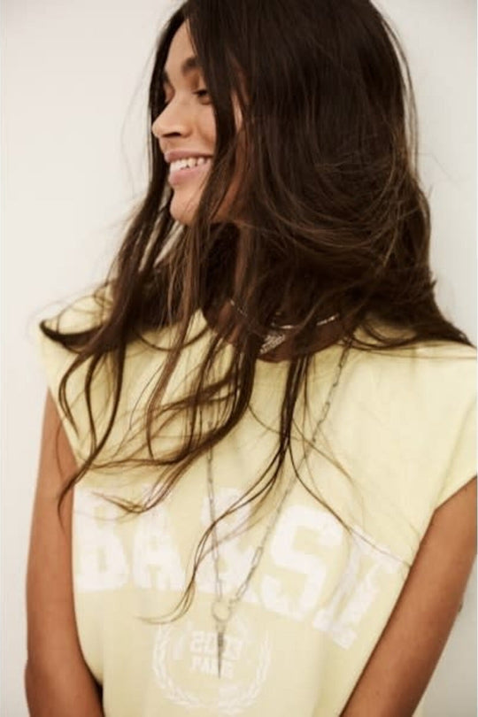 ba&sh Beata Sweat i jaune – ærmeløs sweatshirt i økologisk bomuld med rund hals og ribkanter.