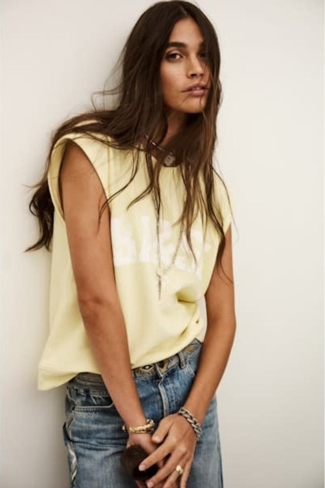 ba&sh Beata Sweat i jaune – ærmeløs sweatshirt i økologisk bomuld med rund hals og ribkanter.