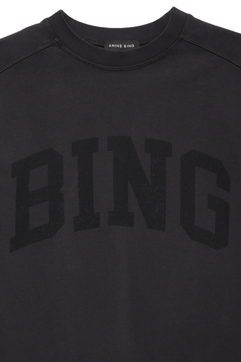 Anine Bing Jaylin Tee i Vintage Black med BING-grafik - Retro-inspireret T-shirt i 100% Bomuld