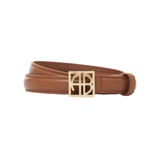 Anine Bing Monogram Belt i cognac – klassisk læderbælte med guld logospænde og justerbar lukning.